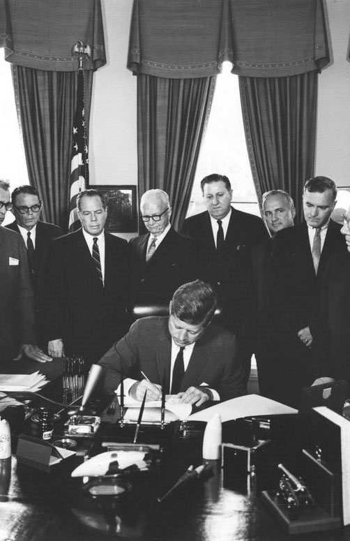 Photo of President Kennedy signing the Fulbright-Hays Act into law.