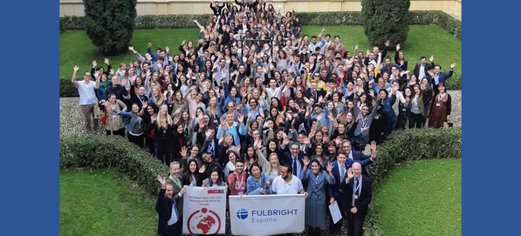 A faraway large group shot of Fulbright Spain participants and staff outdoors.