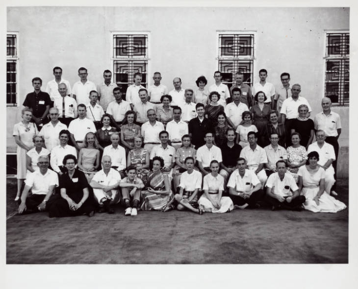 Historical black and white photo of more than 40 scholars from the United States at their Fulbright orientation in India.